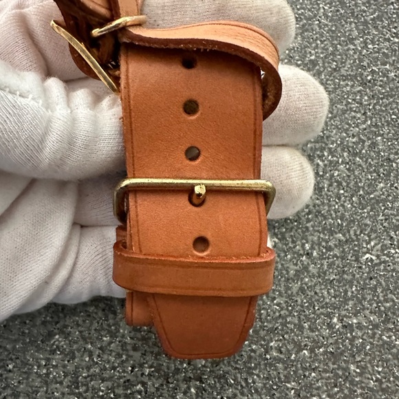 LOUIS VUITTON
Vachetta Luggage Tag : Poignet Set - Picture 8 of 15